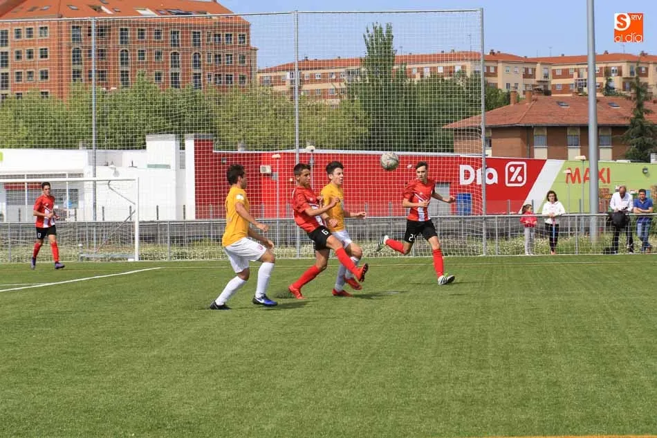 Foto 5 - El ascendido Santa Marta cierra la Liga en Regional Juvenil con una goleada ante un descendido...
