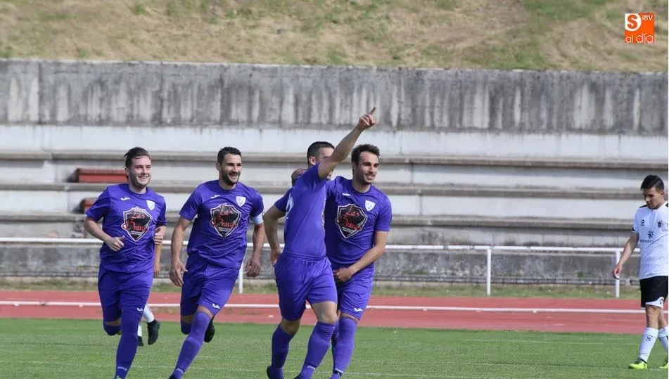 Los jugadores del Ribert celebran un gol. Fotos: Alberto Martín