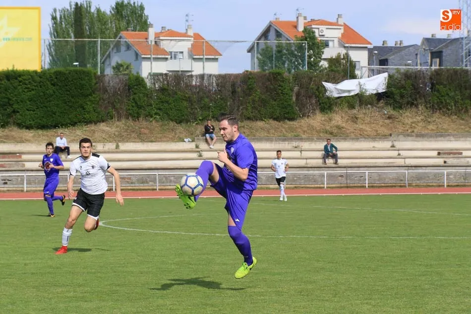 Foto 6 - El Salmantino B rinde honor al ascendido Ribert y luego le derrota en Las Pistas (3-2)
