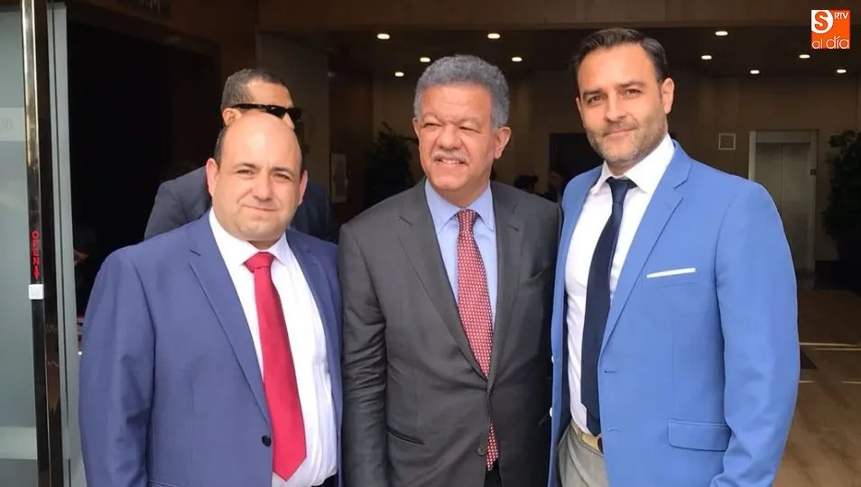 Marcos Rivera (director del Hall 88), Leonel Fernández (expresidente de la República Dominicana) y Álvaro Juanes (uno de los propietarios del Hall 88)