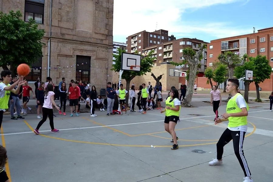 Foto 2 - M&aacute;s de 600 alumnos participan en las fiestas del colegio Esclavas de este a&ntilde;o  