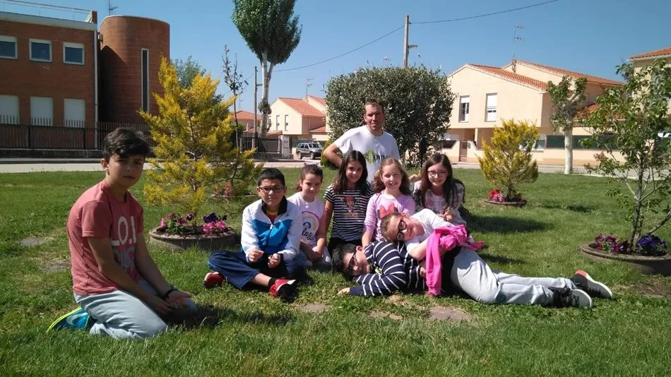 Las flores dan un bonito toque de color al jardín