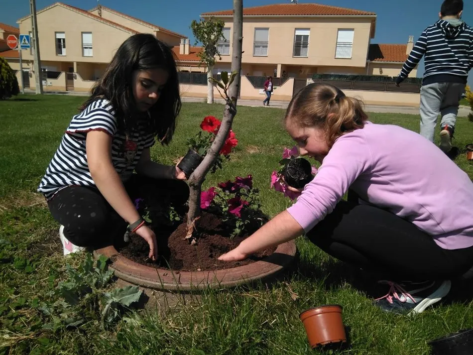 Foto 11 - Los ni&ntilde;os disfrutan de la jardiner&iacute;a