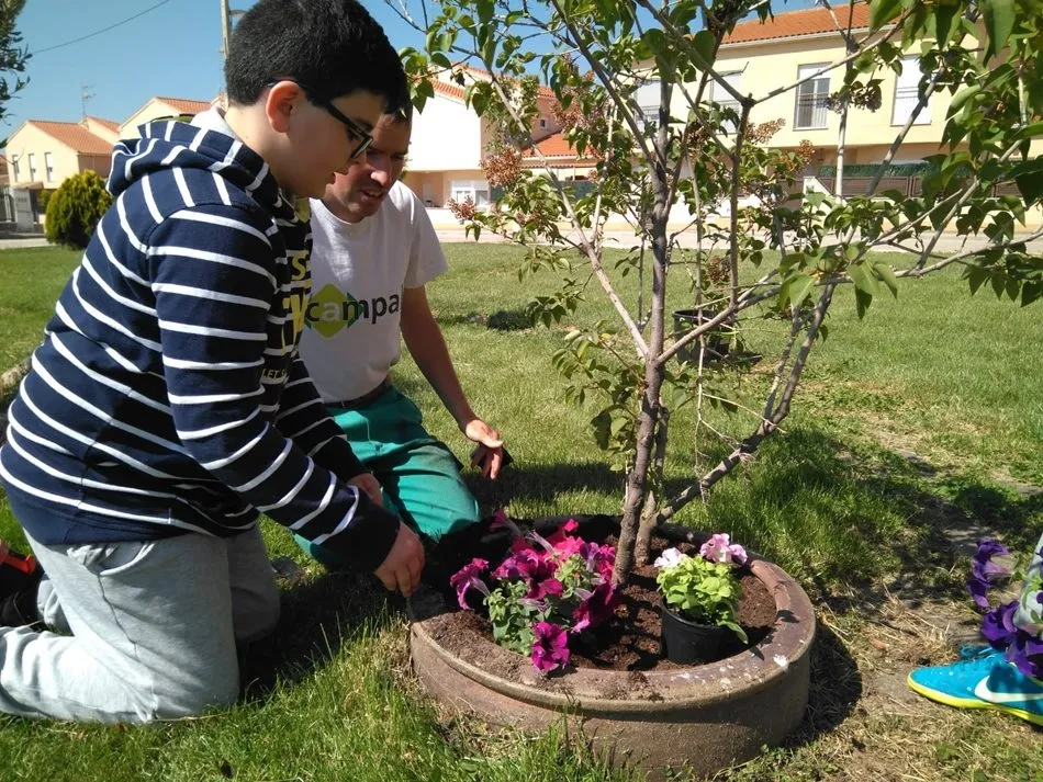 Foto 9 - Los ni&ntilde;os disfrutan de la jardiner&iacute;a