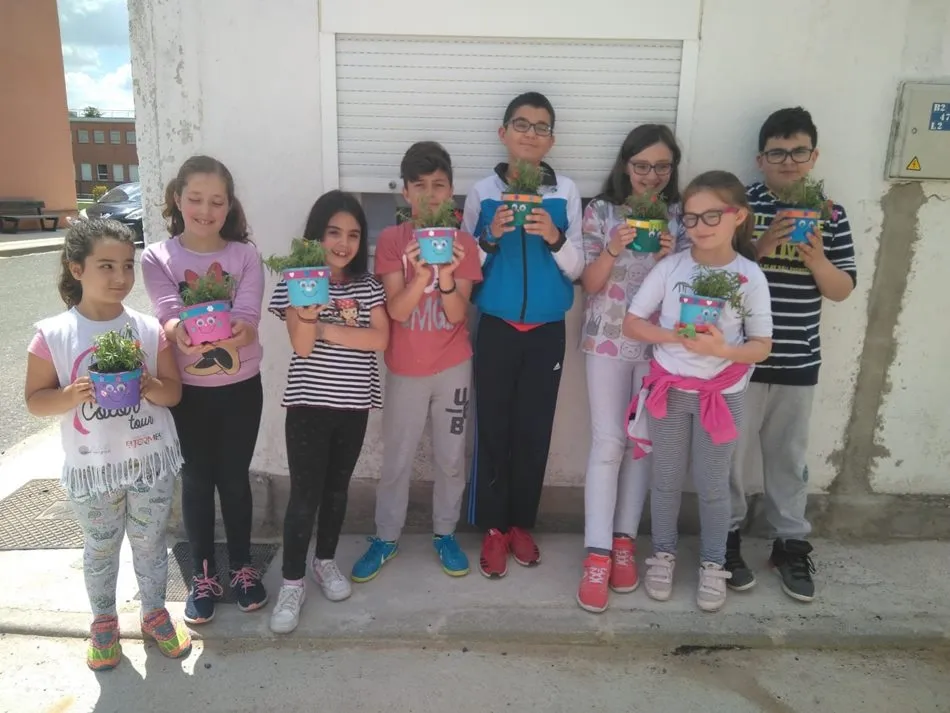 Foto 6 - Los ni&ntilde;os disfrutan de la jardiner&iacute;a