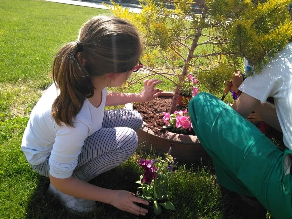 Foto 5 - Los ni&ntilde;os disfrutan de la jardiner&iacute;a