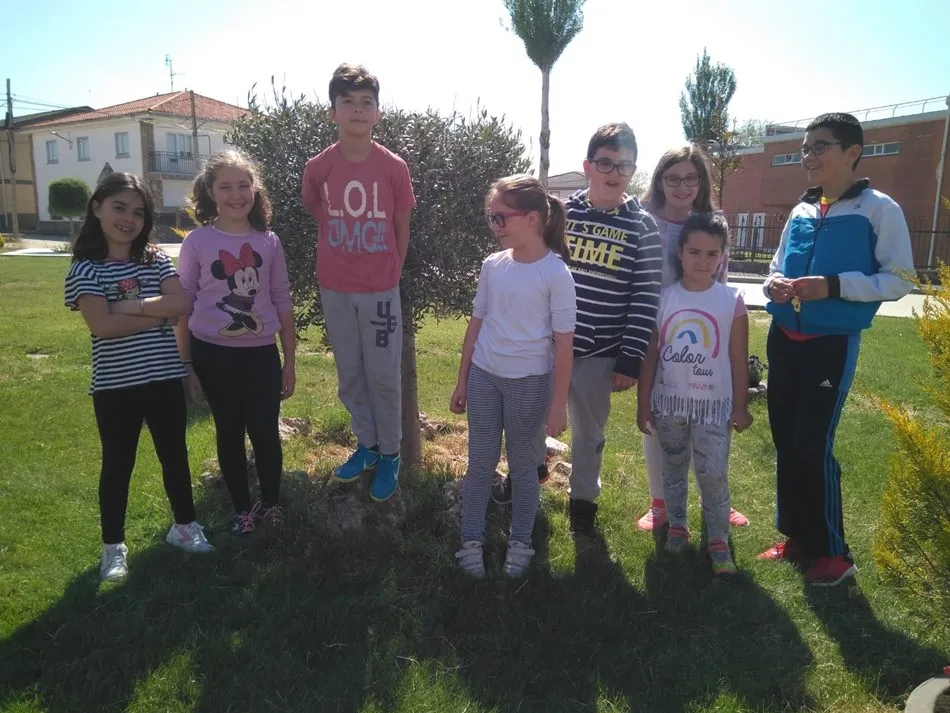 Foto 4 - Los ni&ntilde;os disfrutan de la jardiner&iacute;a