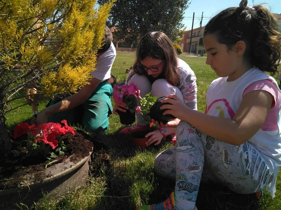 Foto 3 - Los ni&ntilde;os disfrutan de la jardiner&iacute;a