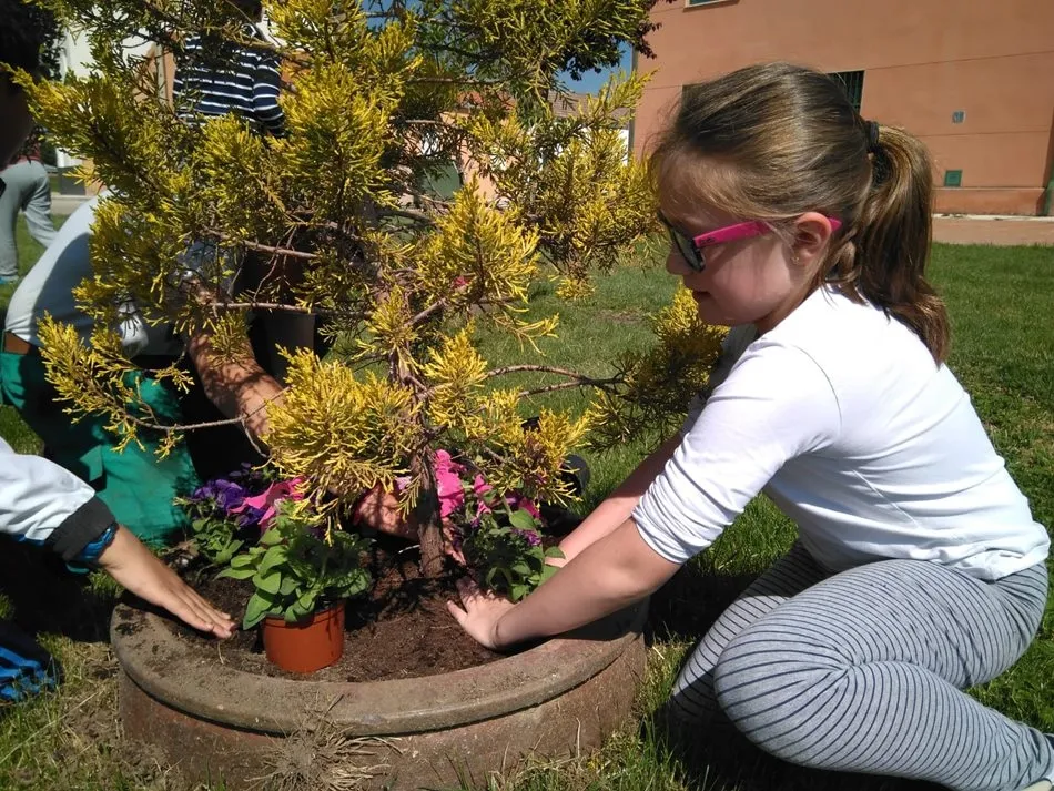 Foto 2 - Los ni&ntilde;os disfrutan de la jardiner&iacute;a