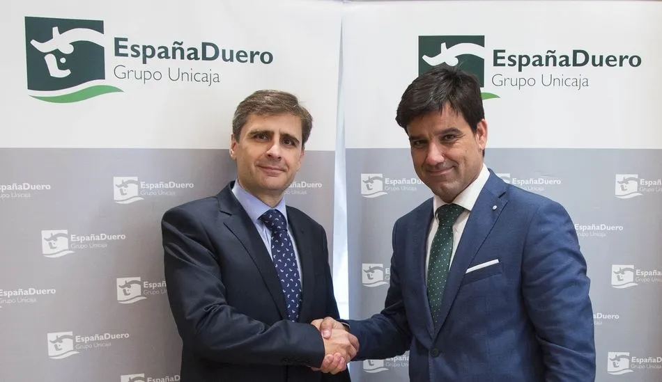 Manuel Rubio, director territorial de EspañaDuero, y Emiliano Jáñez, director regional de SAECA tras la firma del convenio