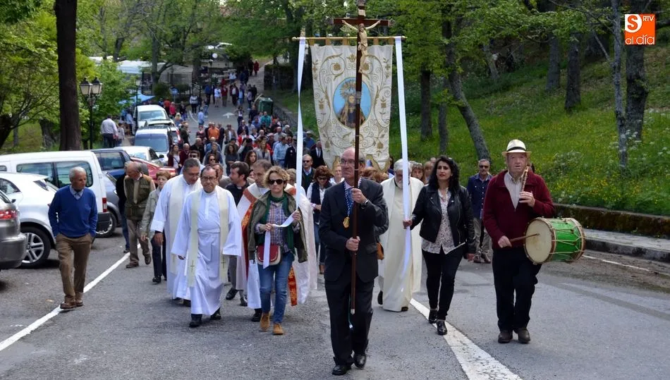 Procesión en El Castañar de los romeros de La Garganta