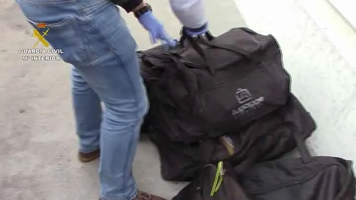 Foto 3 - Incautados m&aacute;s de 900 kilos de coca&iacute;na ocultos en contenedores de fruta