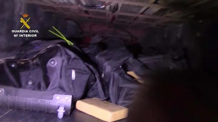 Foto 2 - Incautados m&aacute;s de 900 kilos de coca&iacute;na ocultos en contenedores de fruta