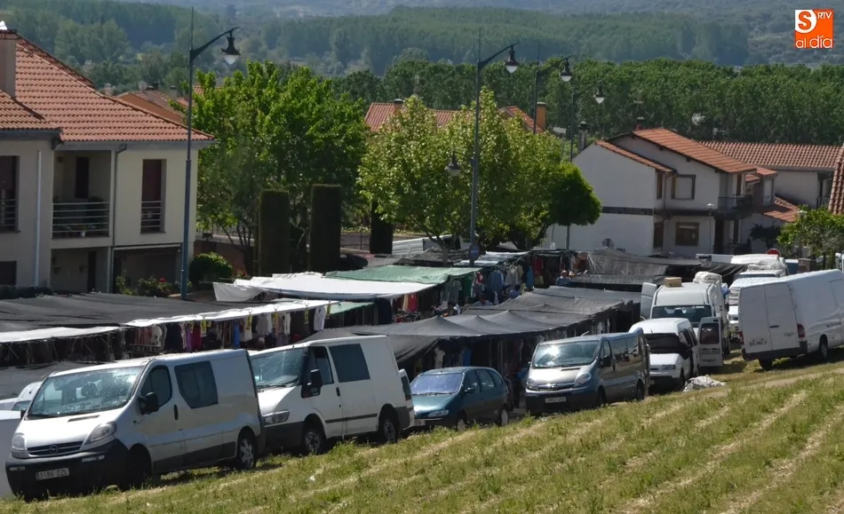 Foto 2 - La Polic&iacute;a identifica 3 puestos del mercadillo carentes de licencia y expulsa a un vendedor de...