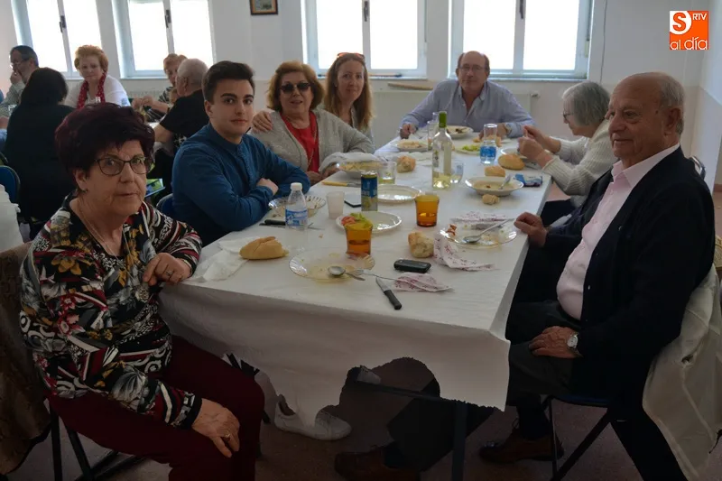 Foto 7 - Mesa y mantel para despedir unas animadas fiestas en Villar de Gallimazo