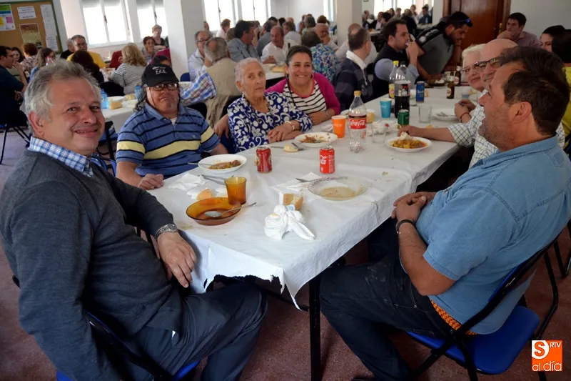 Foto 5 - Mesa y mantel para despedir unas animadas fiestas en Villar de Gallimazo