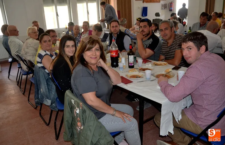 Foto 2 - Mesa y mantel para despedir unas animadas fiestas en Villar de Gallimazo