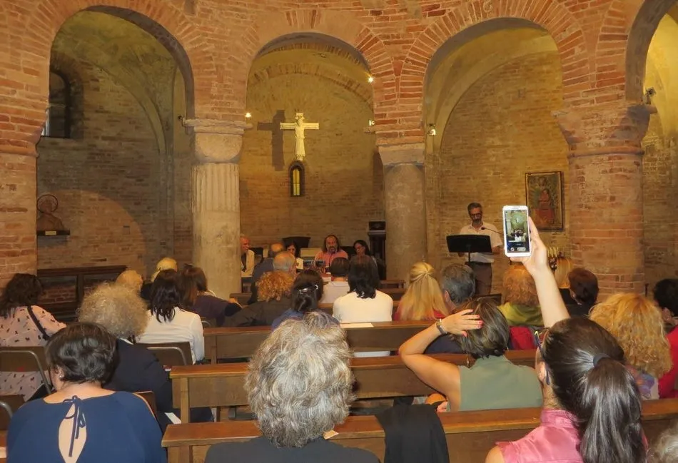 Foto 2 - El Festival de Mantua acogi&oacute; la voz po&eacute;tica de P&eacute;rez Alencart  