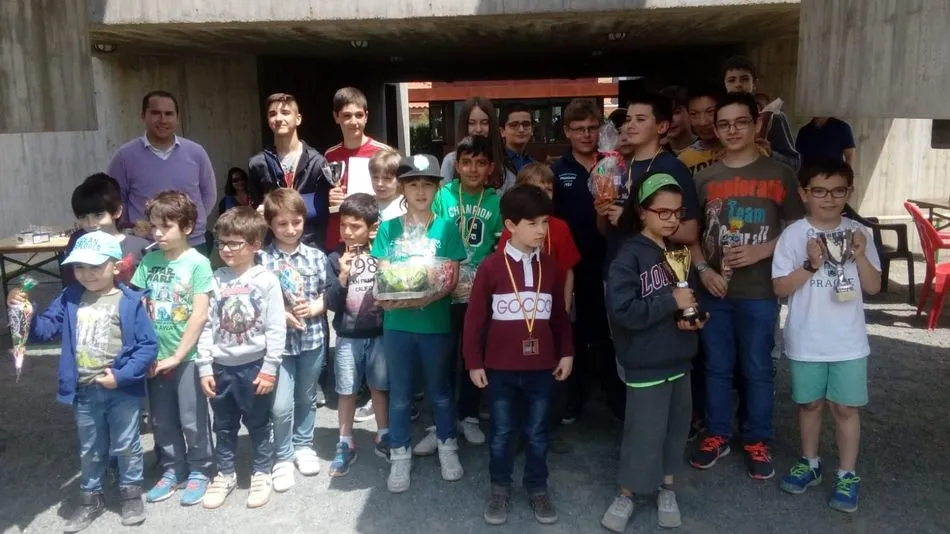 Foto 2 - Una multitud de ni&ntilde;os participan en el primer Campus de Ajedrez de Do&ntilde;inos de Salamanca  