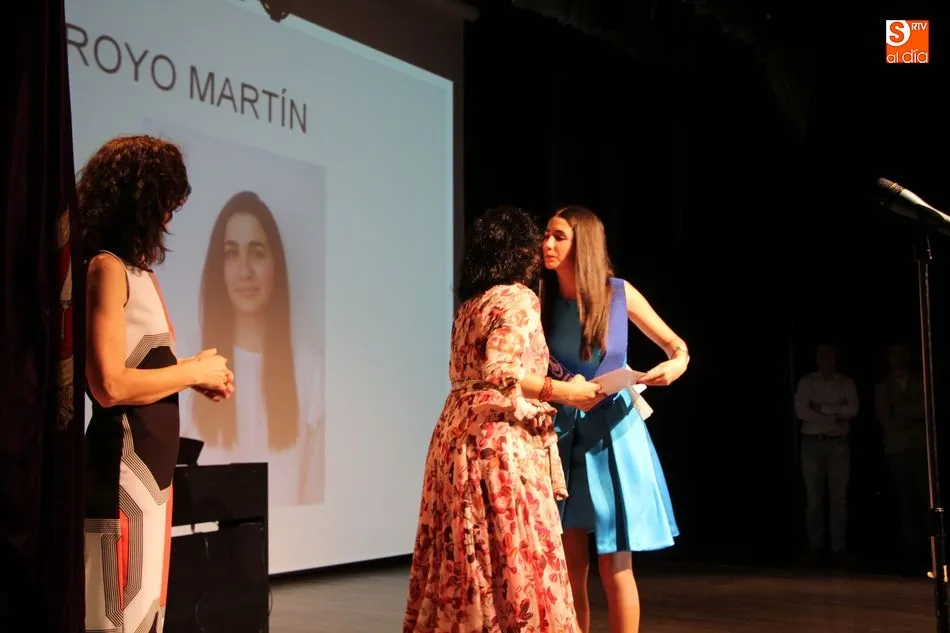 Foto 6 - Emotivo acto de Graduaci&oacute;n de una nueva promoci&oacute;n en el IES Ramos del Manzano  