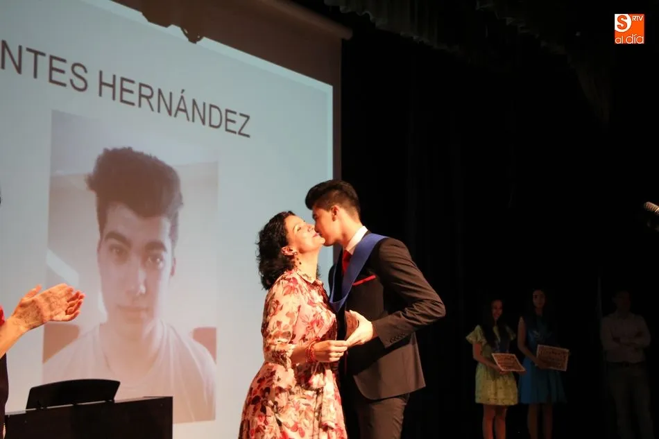 Foto 2 - Emotivo acto de Graduaci&oacute;n de una nueva promoci&oacute;n en el IES Ramos del Manzano  