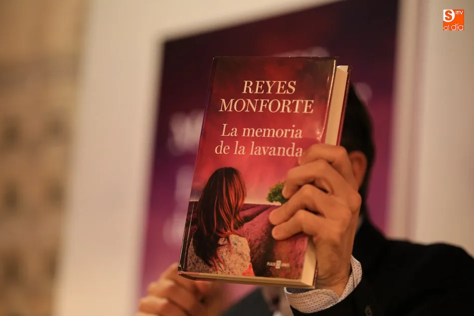 Foto 3 - Reyes Monforte presenta &lsquo;La memoria de la lavanda', una novela cargada de optimismo y...