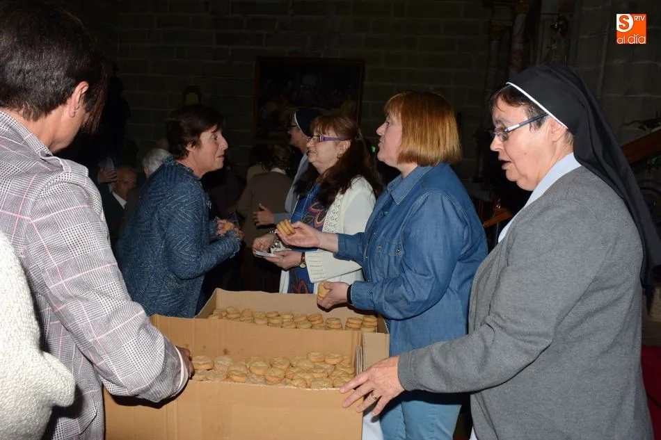 Reparto de 2.500 panes al final de la misa / E. Corredera
