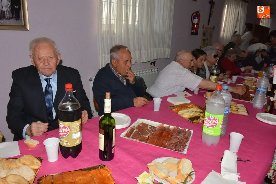 Foto 6 - Convivencia, panes y rosas en la fiesta de Santa Rita