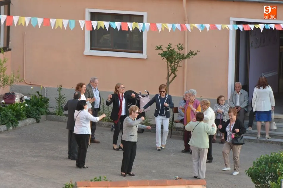 Foto 3 - Convivencia, panes y rosas en la fiesta de Santa Rita