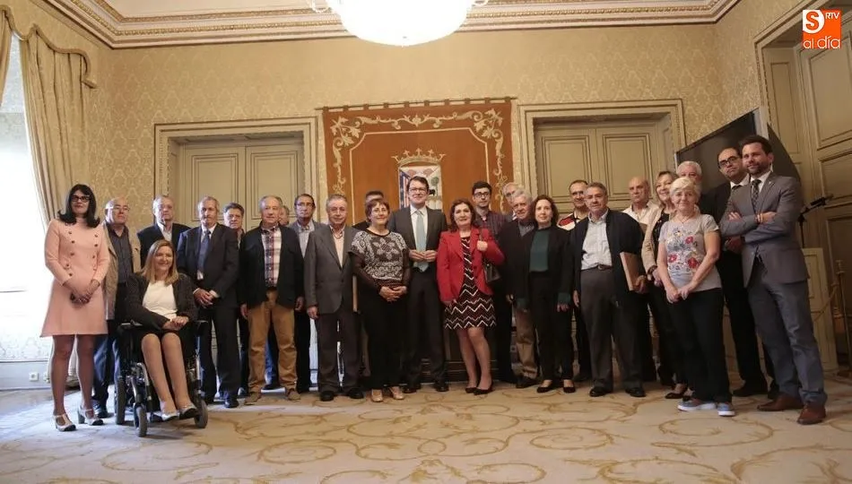Los homenajeados posaron con concejales del Ayuntamiento. Foto de Alejandro López