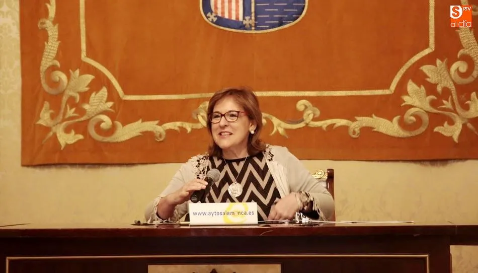 La concejala de Mayores, Isabel Macías, ha informado hoy en rueda de prensa sobre los detalles de la programación en la que han colaborado diferentes asociaciones y colectivos de la ciudad. Foto de Alejandro López