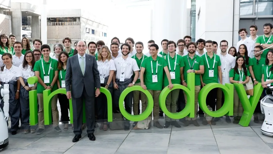 Galán con jóvenes participantes en Innoday