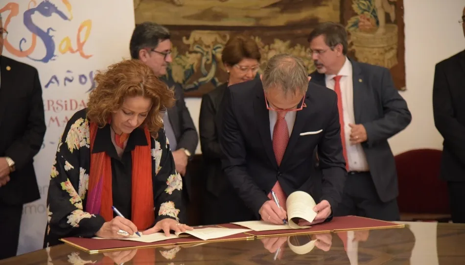 El rector de la USAL, Ricardo Rivero, en la firma de uno de estos convenios