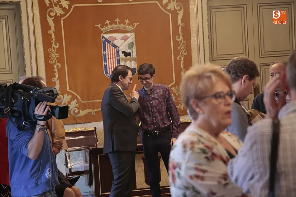 Foto 4 - Emotivo homenaje del Ayuntamiento a sus 28 funcionarios m&aacute;s veteranos