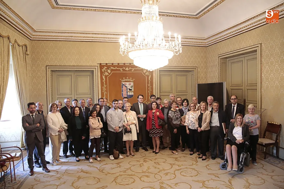 Foto 3 - Emotivo homenaje del Ayuntamiento a sus 28 funcionarios m&aacute;s veteranos