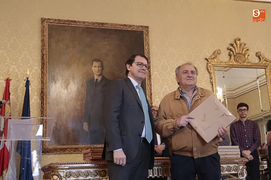 Foto 2 - Emotivo homenaje del Ayuntamiento a sus 28 funcionarios m&aacute;s veteranos
