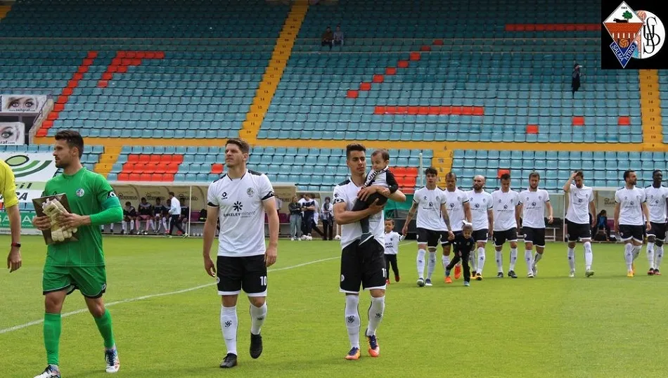 Caramelo salta al campo con un joven aficionado cogido en brazos. Foto: www.cfsalmantinouds.com