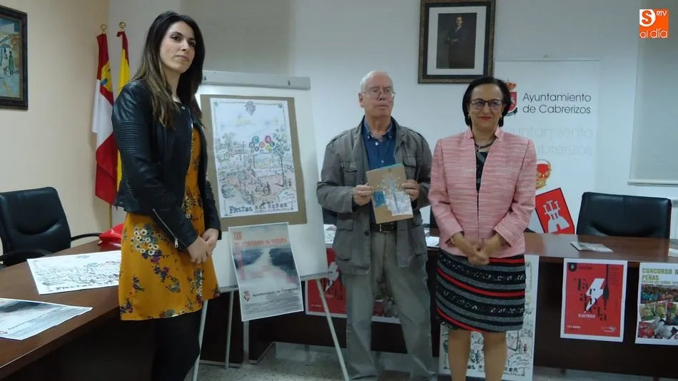 La concejala Carmen Garcia, el autor del cartel, Rafael Cid, y la alcaldesa, Lourdes Villoria