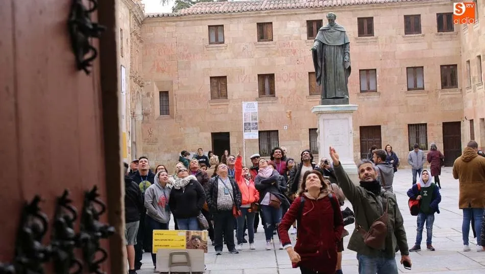 Un grupo de turistas frente a la fachada de la Universidad. Foto: Alberto Martín