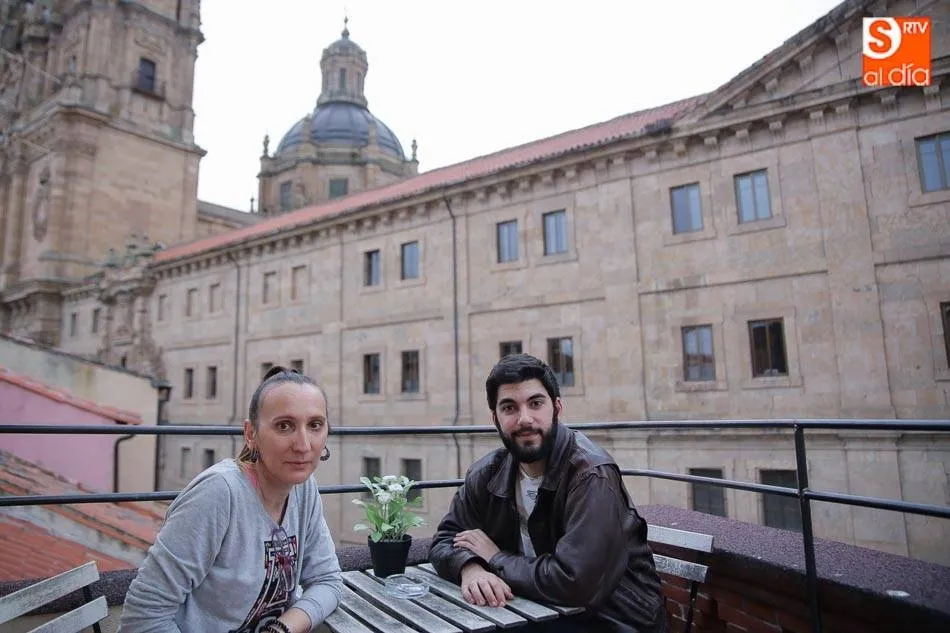 Los actores Raquel García y Eduardo Joaquín, en la terraza de La Malhablada, en Salamanca. FOTOS: ALBERTO MARTÍN