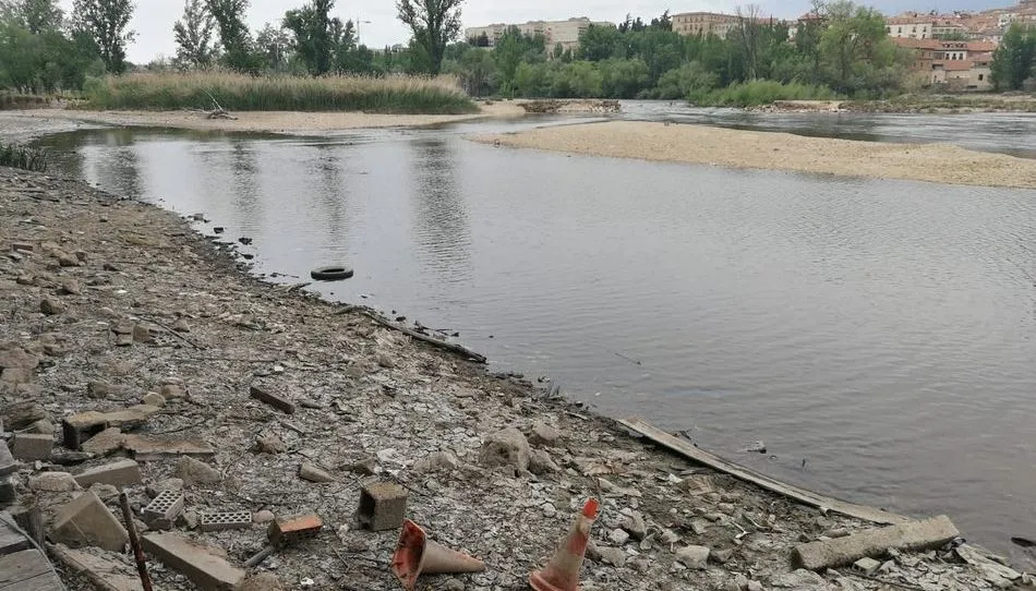 Estado del Tormes junto al embarcadero del puente Enrique Estevan