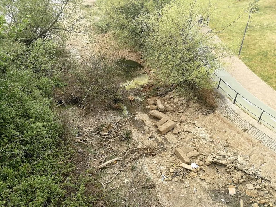 Foto 4 - M&aacute;s de dos meses despu&eacute;s de la rotura de la pesquera, el Tormes muestra su peor cara