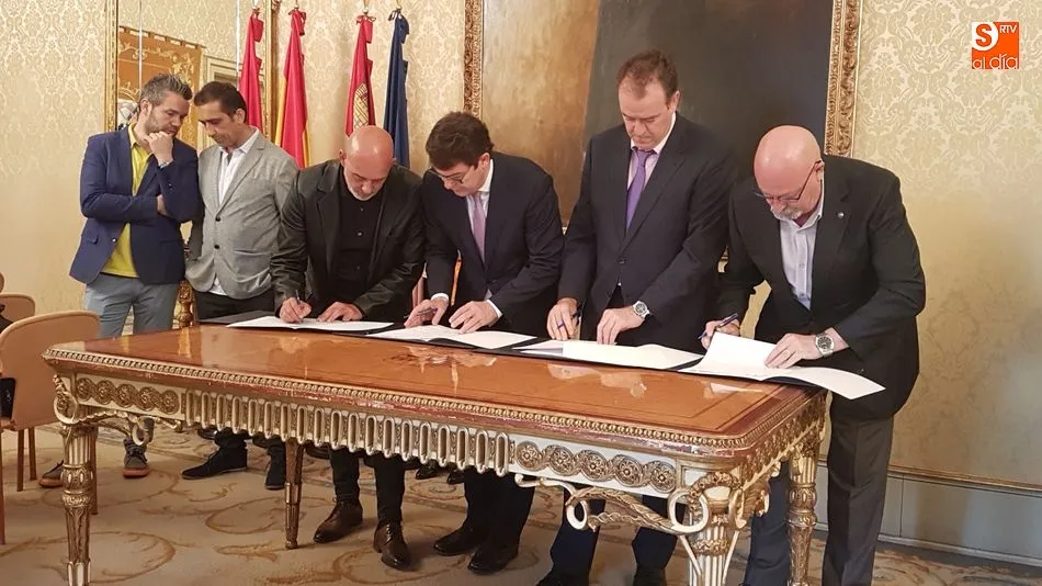 Alcalde, presidente de Confaes y representantes de UGT y CCOO firman el acuerdo de Diálogo Social