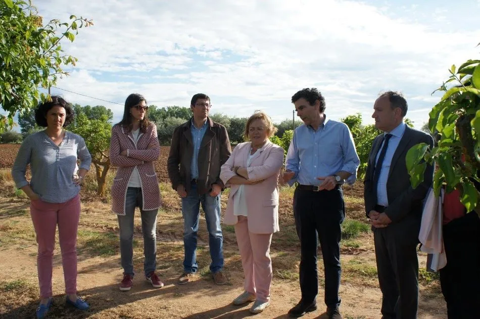 Foto 3 - La directora del CSIC conoce las investigaciones del sector primario que se realizan en la finca...