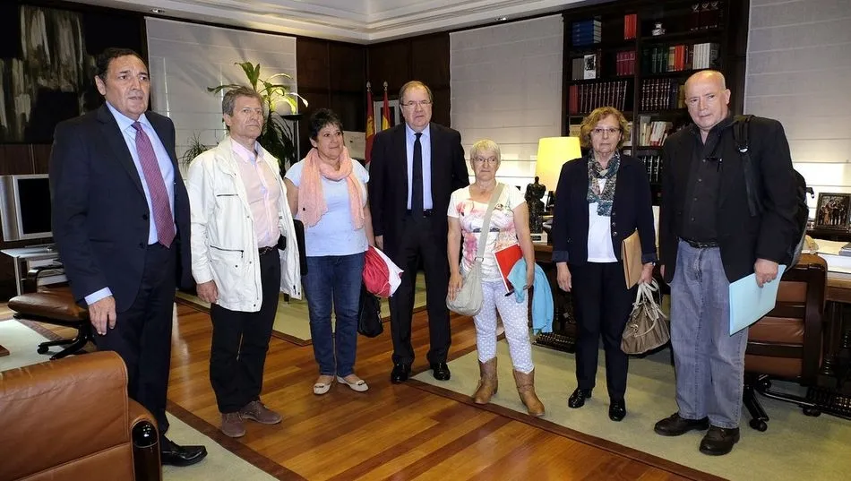 El presidente y el consejero, con representantes de las plataformas