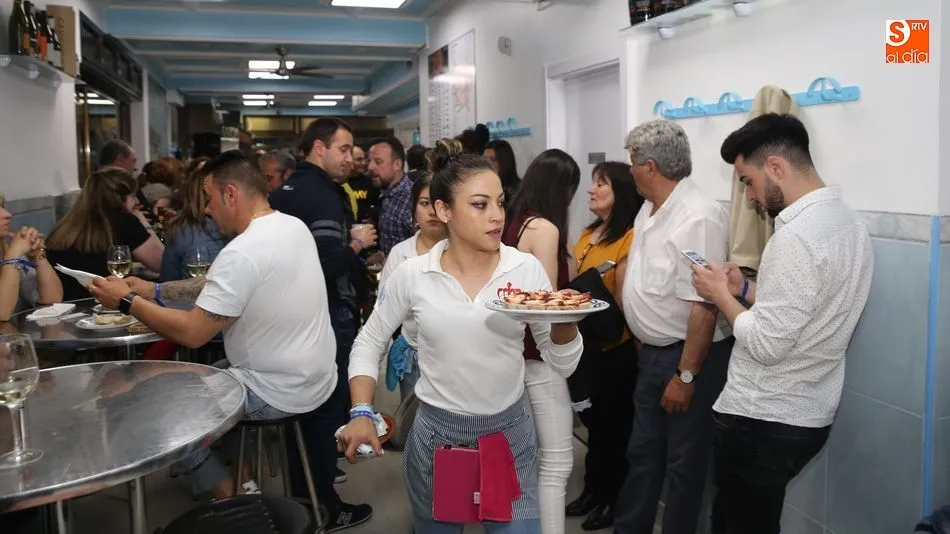 Dos camareras se diponen a servir a sus clientes en una Pulpería de Paco abarrotada. Fotos: Alberto Martín