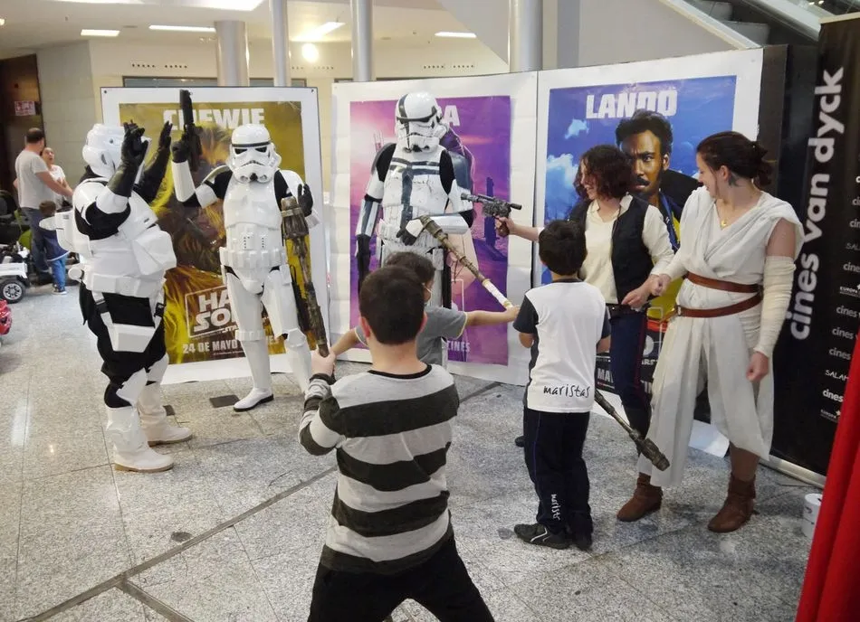 Foto 7 - El D&iacute;a del Orgullo&nbsp; Friki llega al Centro Comercial El Tormes vestido de solidaridad con Pyfano