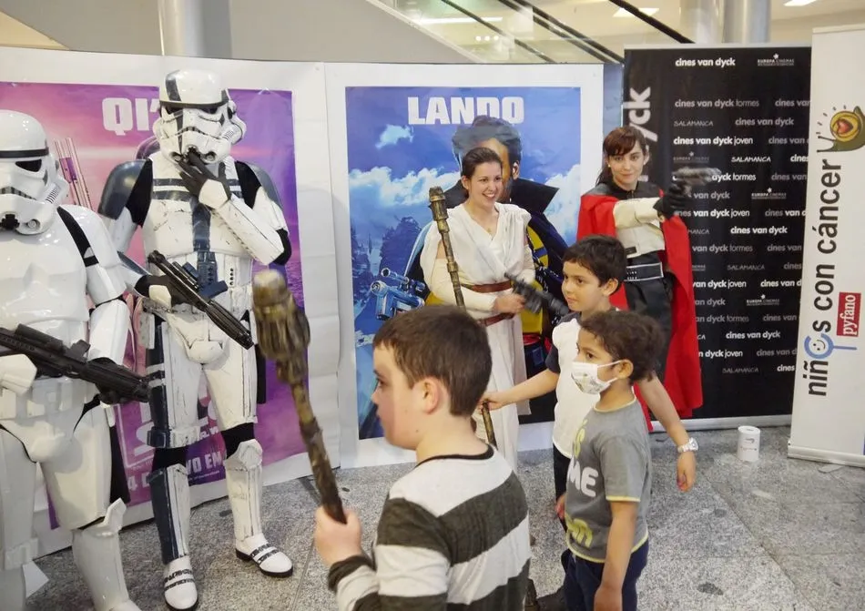 Foto 3 - El D&iacute;a del Orgullo&nbsp; Friki llega al Centro Comercial El Tormes vestido de solidaridad con Pyfano