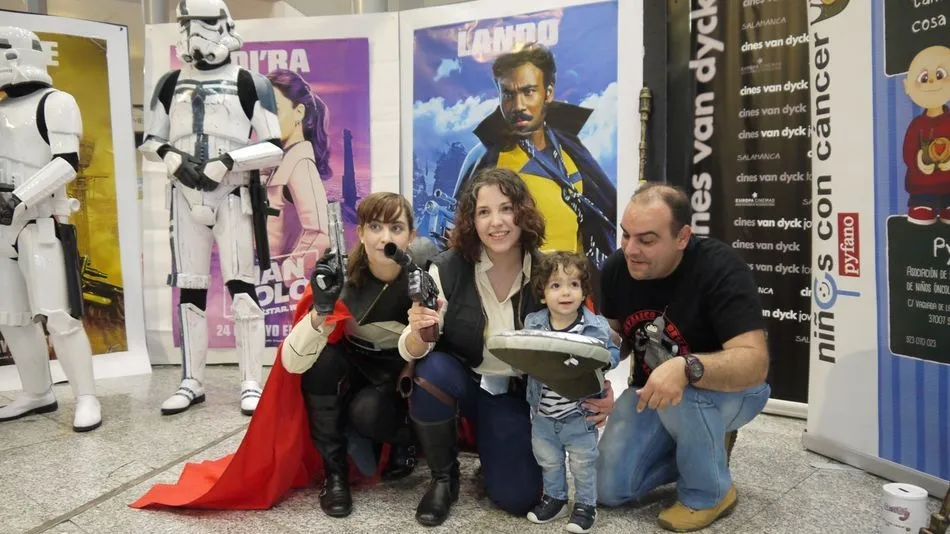 El Día del Orgullo  Friki llega al Centro Comercial El Tormes vestido de solidaridad con Pyfano