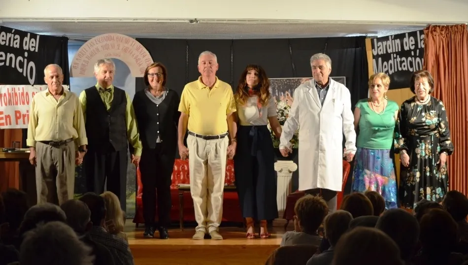 Integrantes de Ateneo Teatro en una de sus funciones